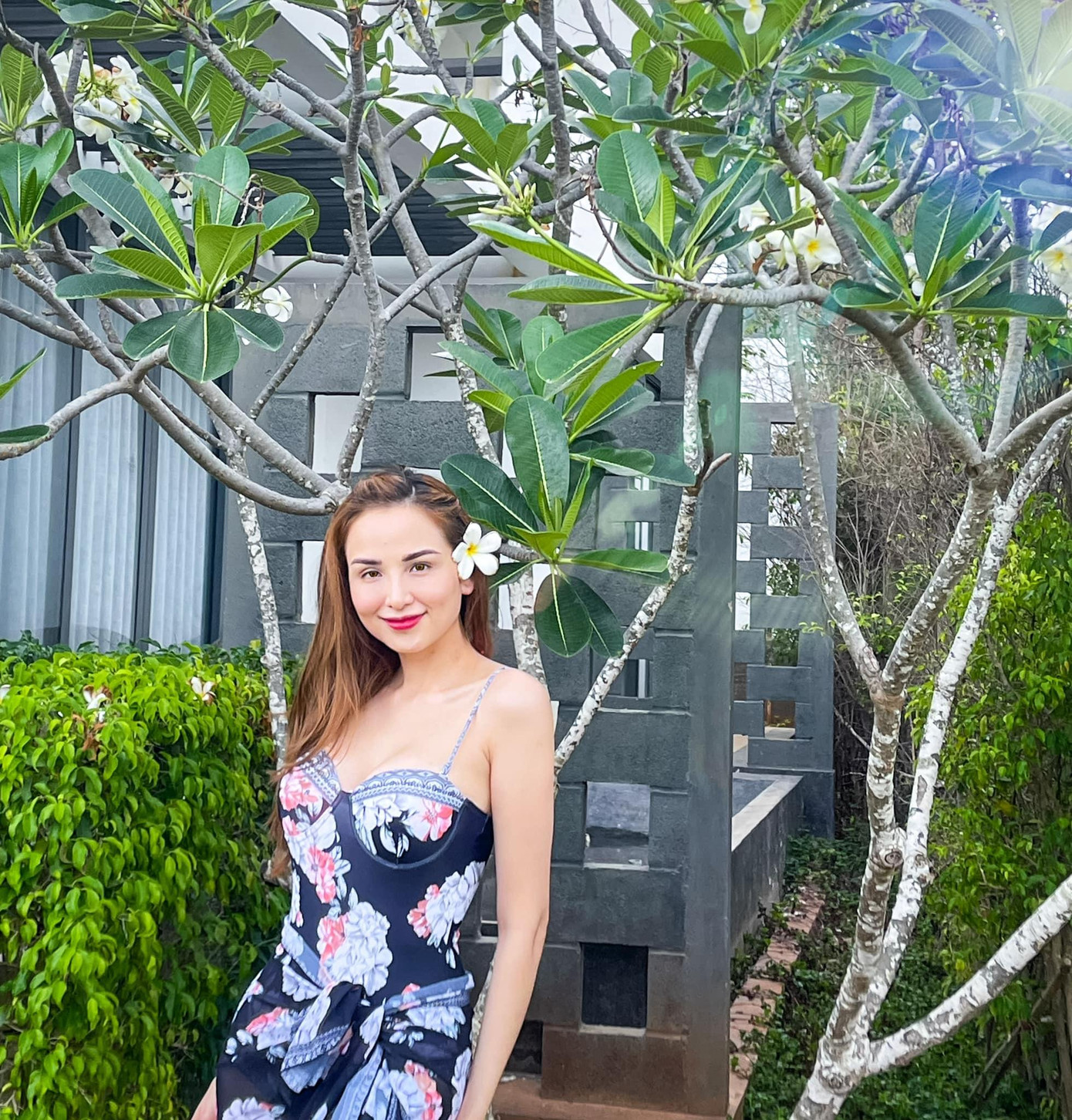 Hoa hậu Diễm Hương diện váy hoa cúp ngực nóng bỏng.