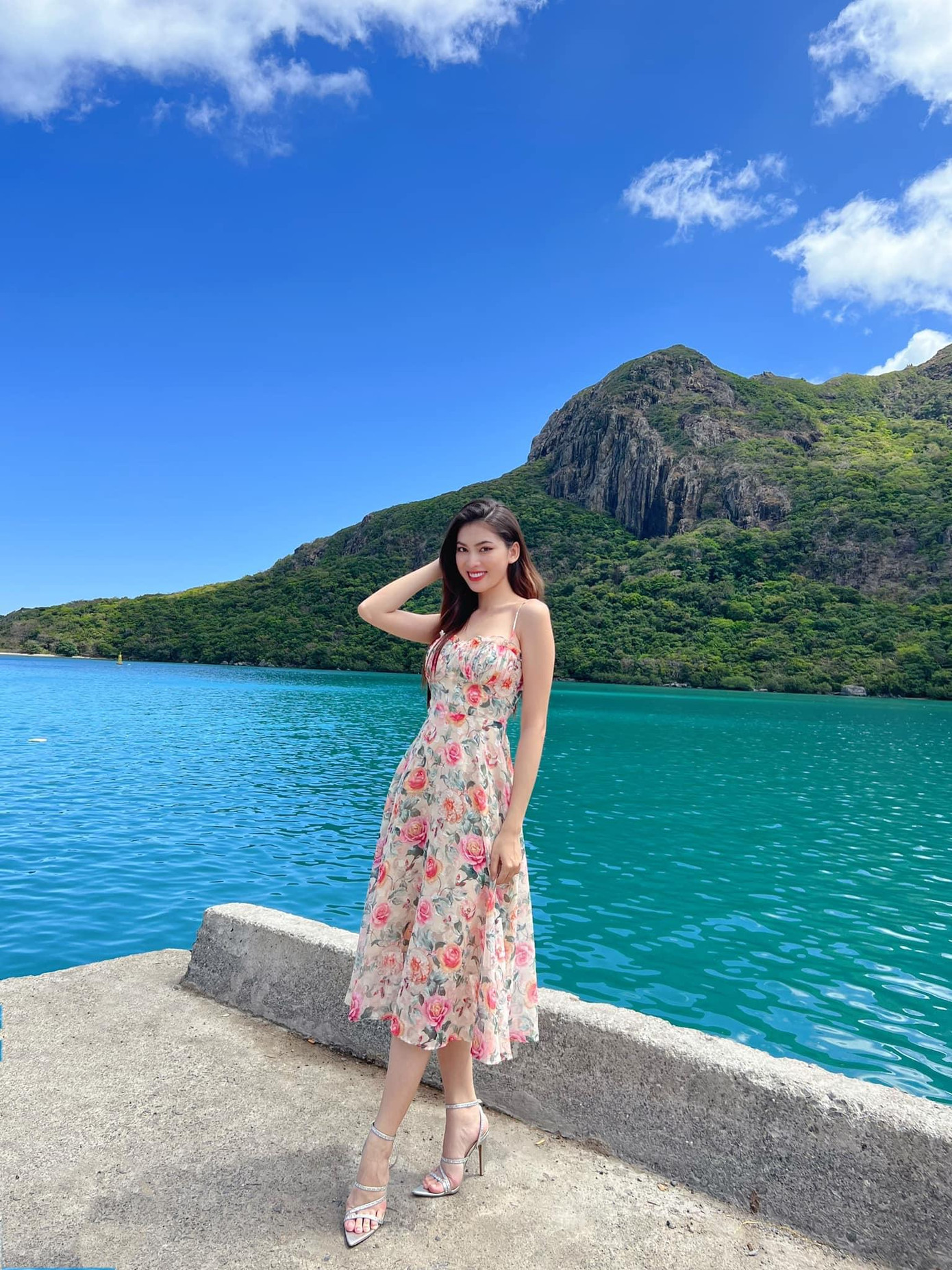 Á hậu Ngọc Thảo khoe vẻ đẹp kiều diễm, trong trẻo khi khoe dáng ở Côn Đảo.
