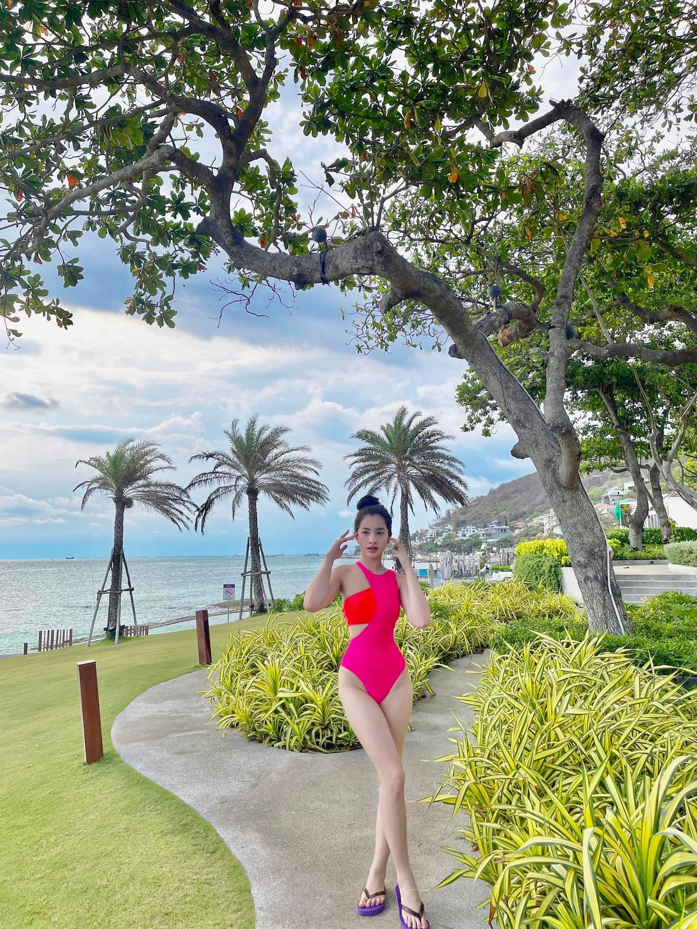 Người đẹp Cẩm Đan diện áo tắm rực rỡ sắc màu, khoe đường cong quyến rũ.