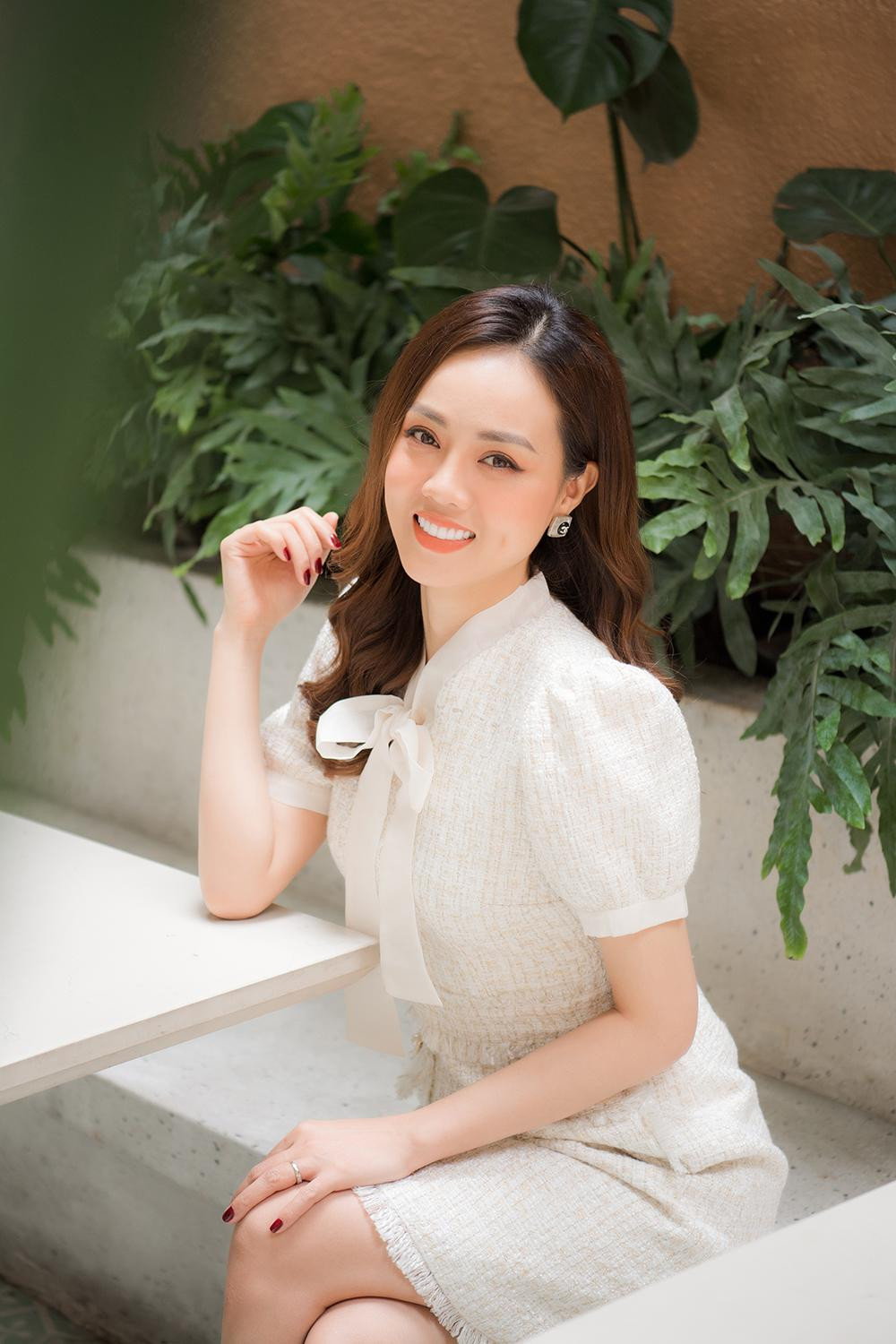 Diện trang phục đơn sắc với kiểu dáng kín đáo, thanh lịch, Ngọc Hà khoe vẻ đẹp trong trẻo.