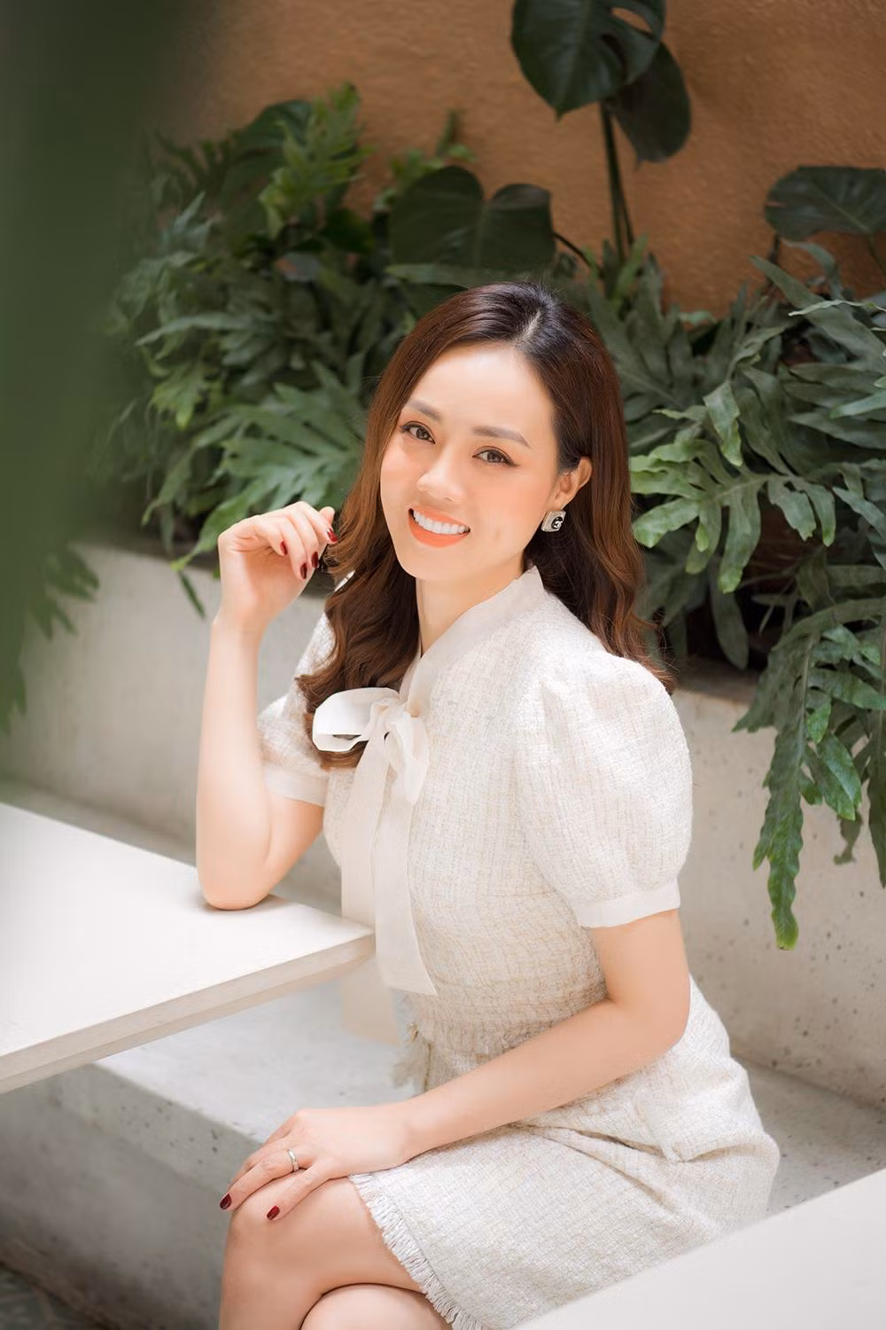 Diện trang phục đơn sắc với kiểu dáng kín đáo, thanh lịch, Ngọc Hà khoe vẻ đẹp trong trẻo.