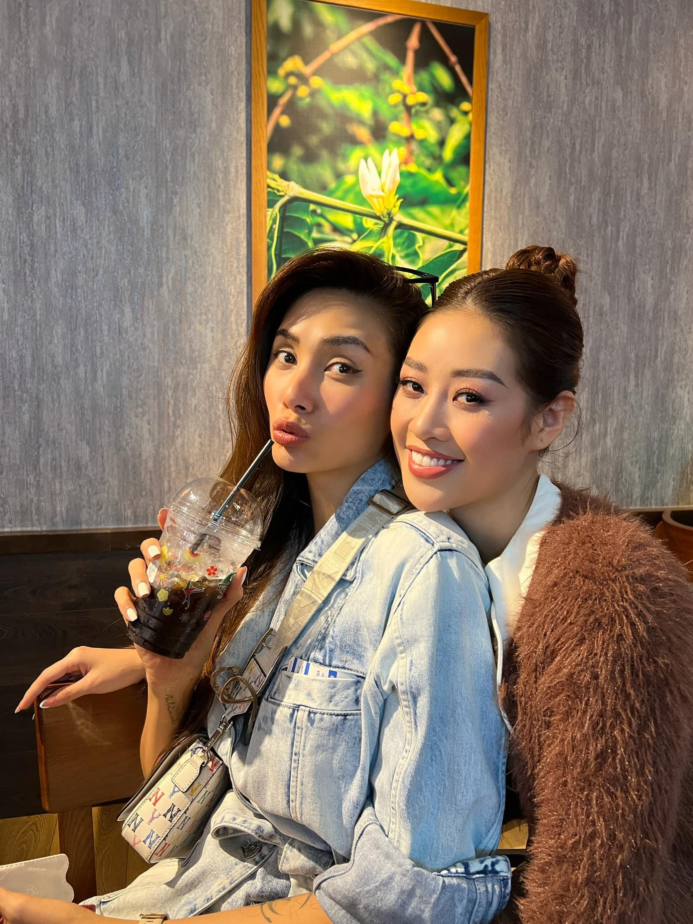 Hoa hậu Khánh Vân thân thiết bên Á hậu Võ Hoàng Yến.