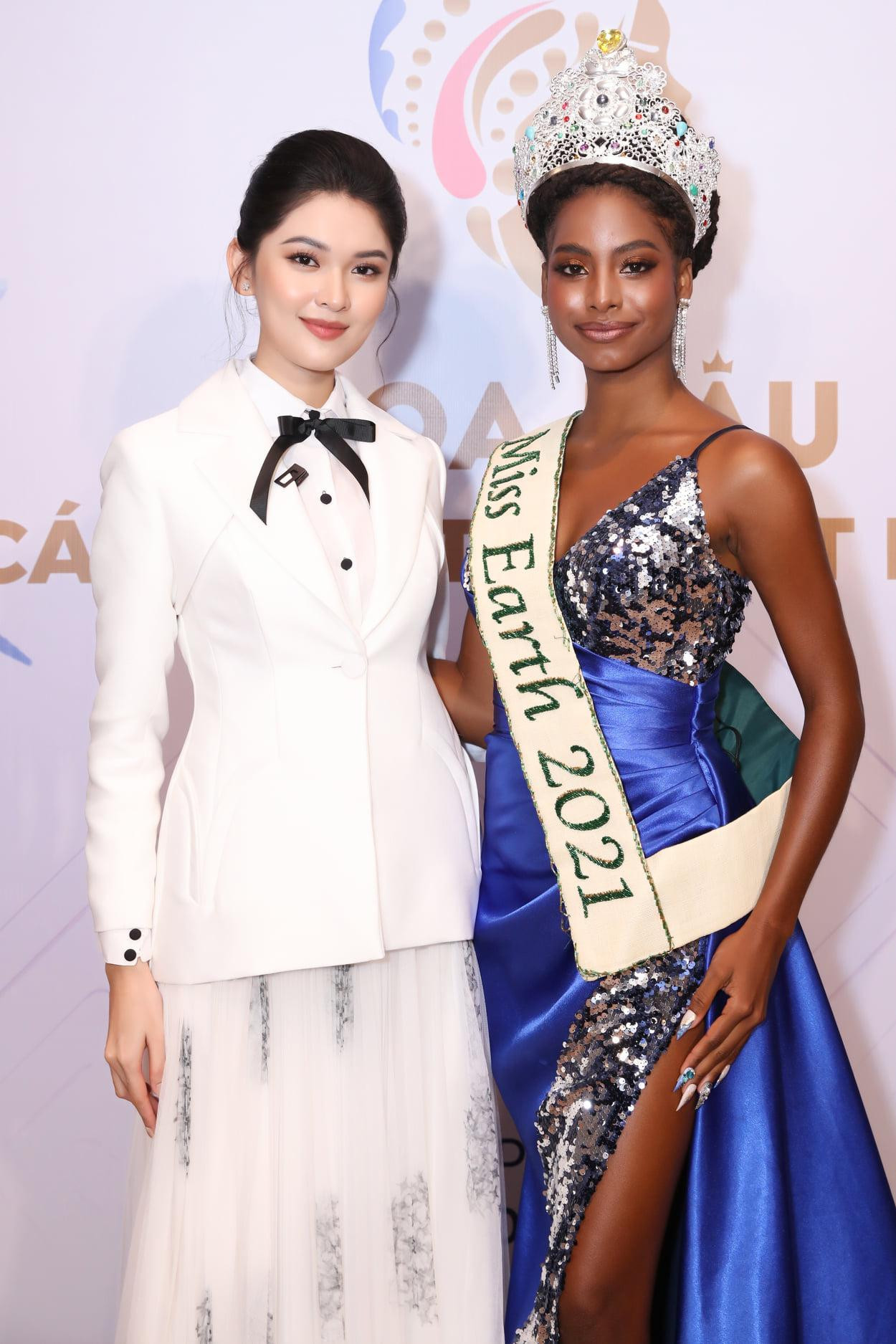 Á hậu Thuỳ Dung hội ngộ Hoa hậu Trái đất 2021.
