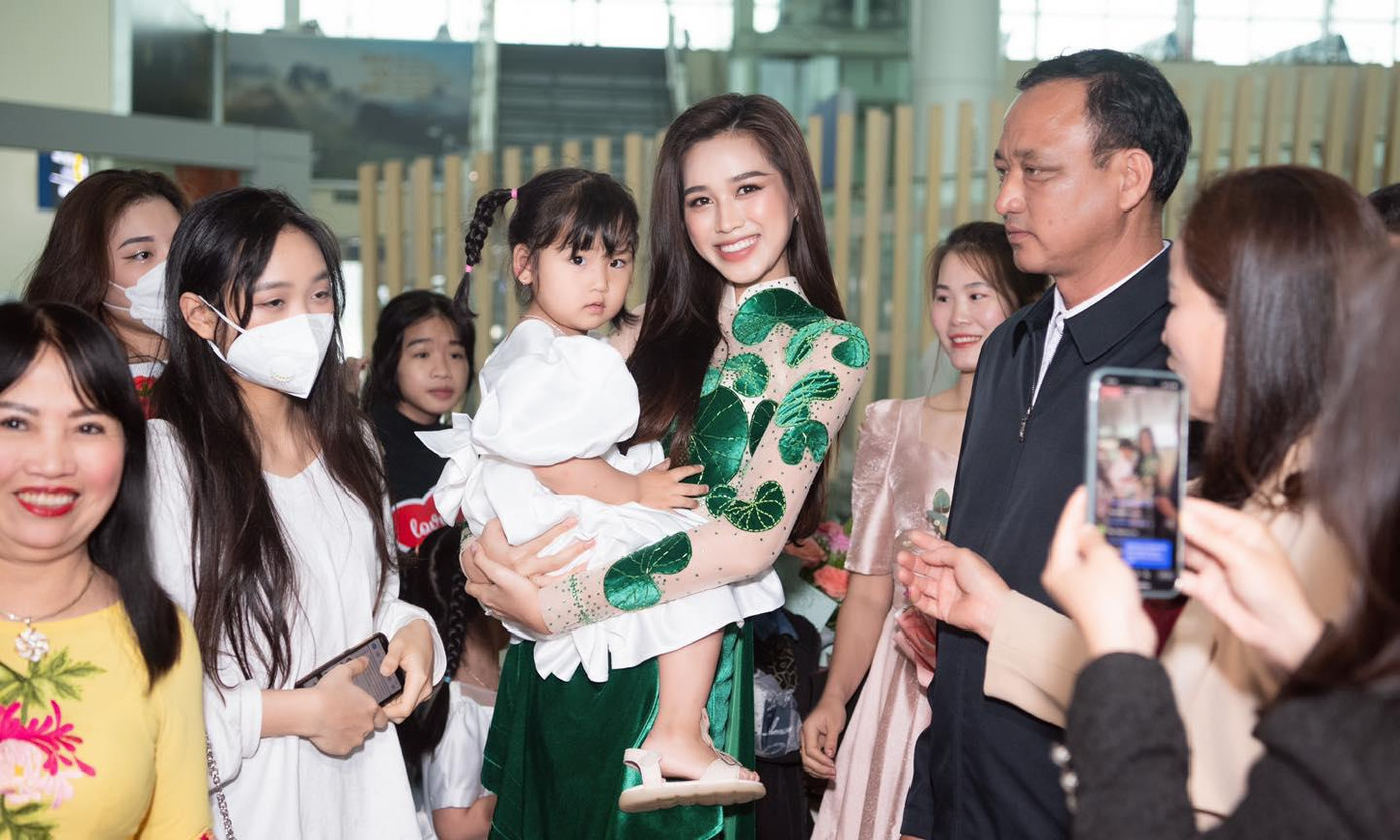 Đỗ Thị Hà mặc áo dài rau má, rạng rỡ về thăm quê sau khi lập thành tích top 13 Miss World. Đỗ Thị Hà mặc áo dài rau má, rạng rỡ về thăm quê sau khi lập thành tích top 13 Miss World.