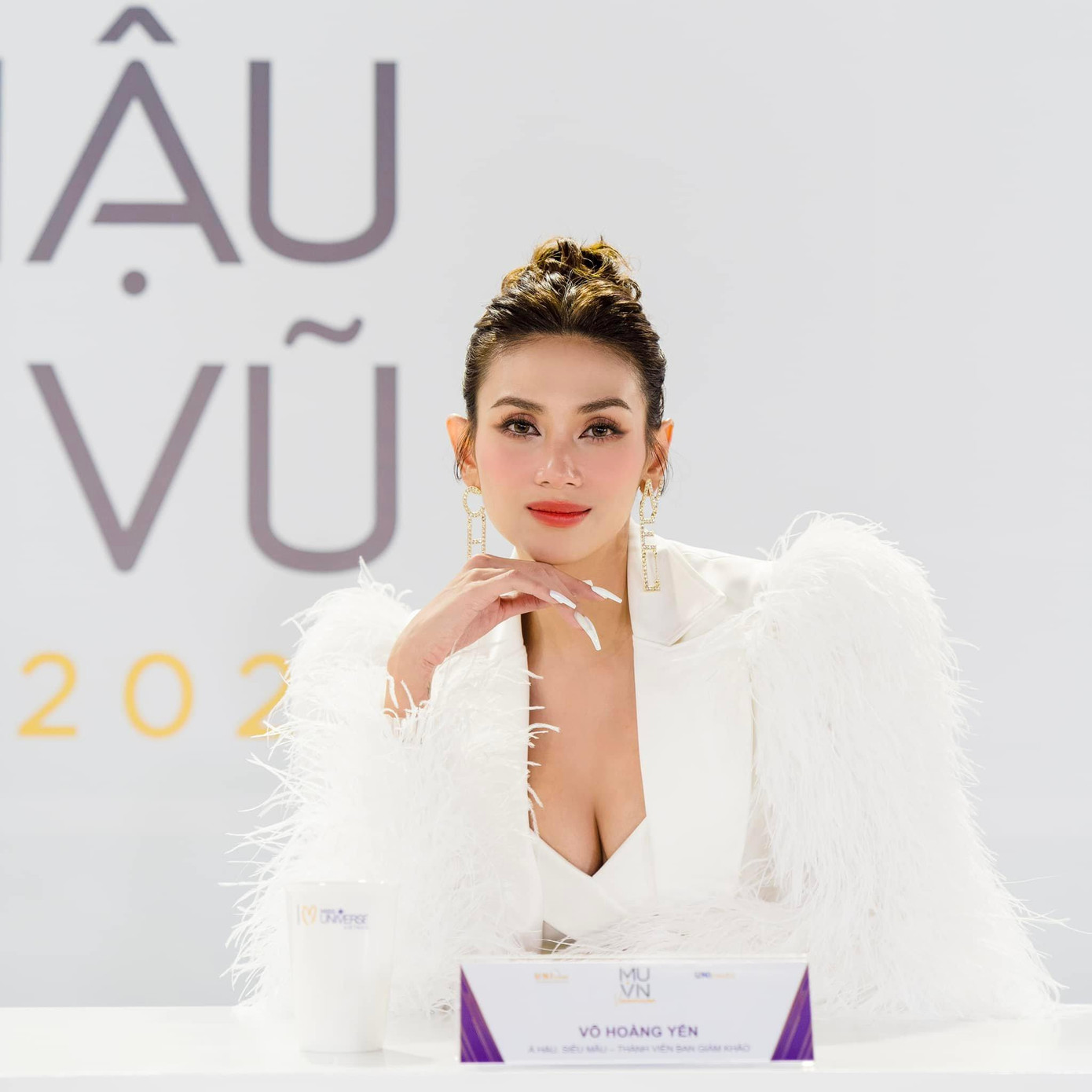 Á hậu Võ Hoàng Yến khoe vòng 1 nóng bỏng trên ghế nóng Hoa hậu Hoàn vũ Việt Nam 2022. Á hậu Võ Hoàng Yến khoe vòng 1 nóng bỏng trên ghế nóng Hoa hậu Hoàn vũ Việt Nam 2022.