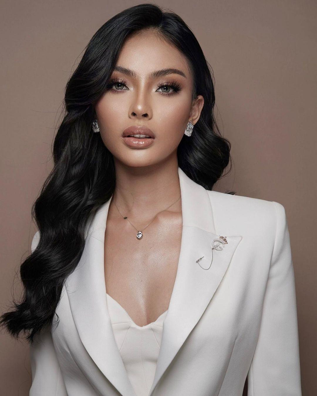 Tại quê nhà, Andina Julie hoạt động với vai trò người mẫu và từng làm việc với nhiều nhà thiết kế nổi tiếng.