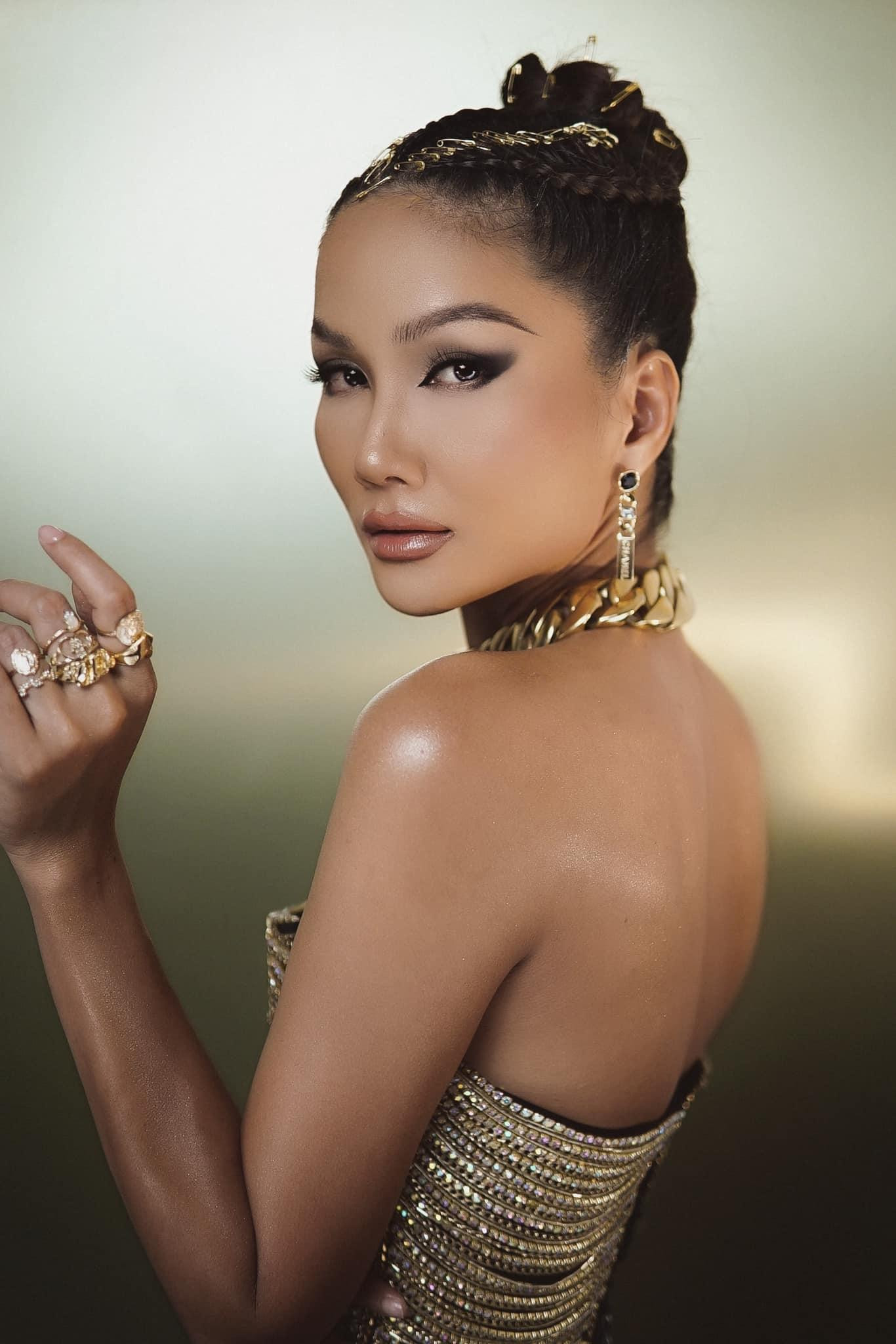 Chất liệu kim sa lấp lánh mang lại vẻ kiêu sa và quyền lực cho người đẹp Ê Đê.