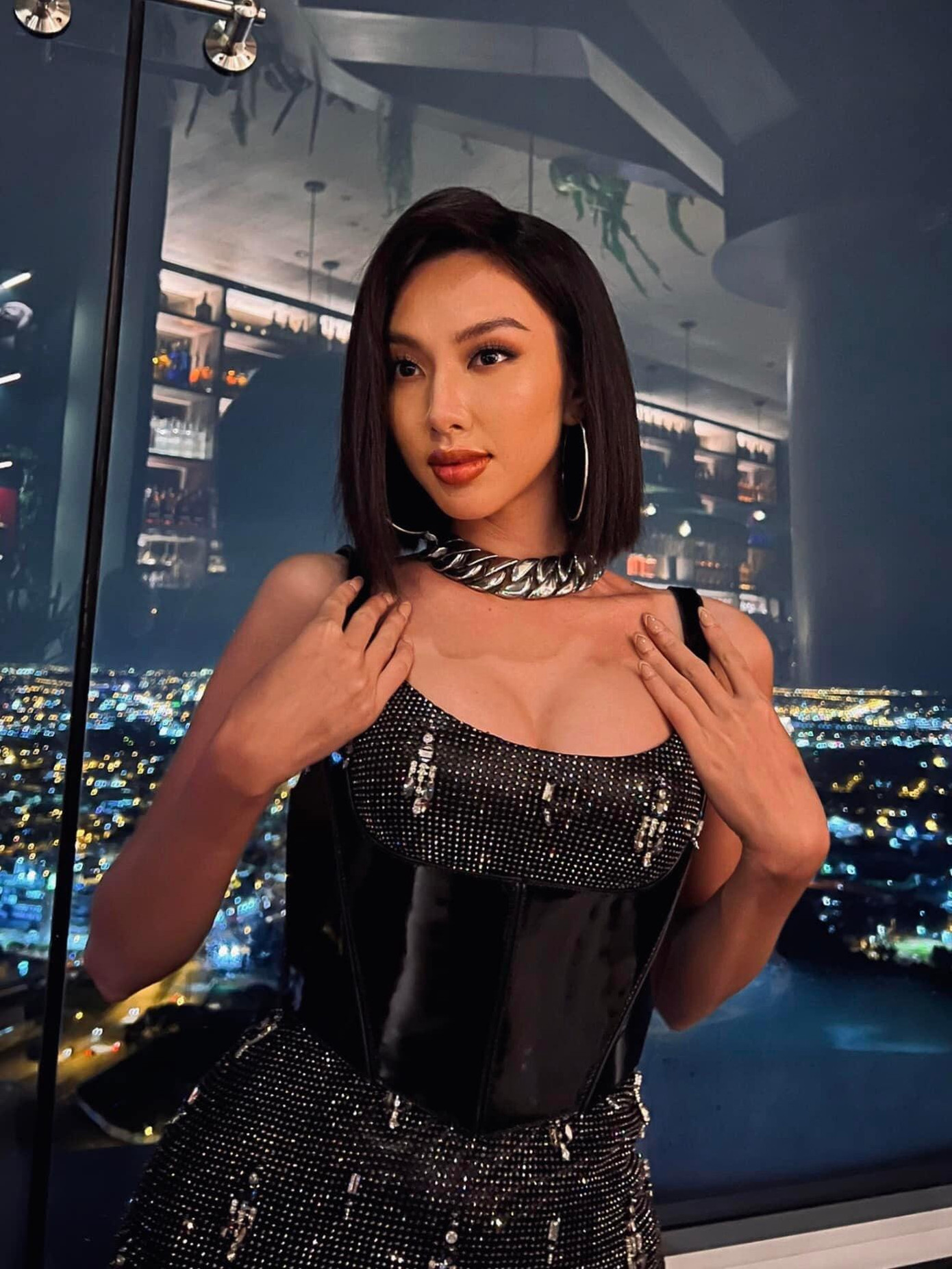 Không hổ danh là nàng hậu 'tắc kè hoa' trong showbiz Việt, Thuỳ Tiên tiếp tục biến hoá với mái tóc ngắn đầy mới mẻ, bí ẩn.