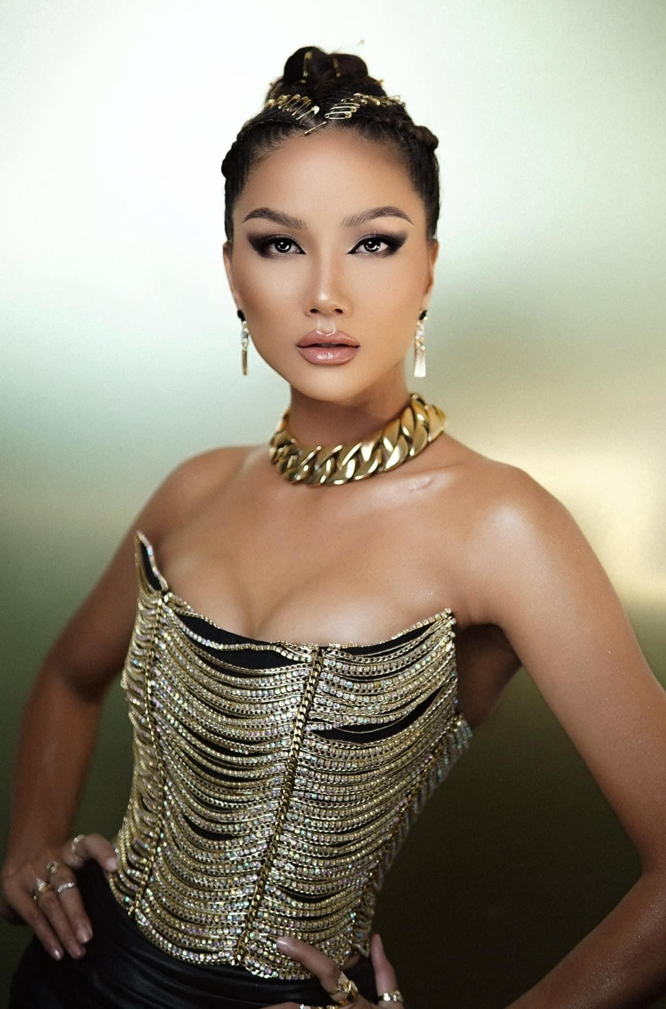 Hoa hậu H'Hen Niê diện váy có kiểu dáng corset, khoe trọn vòng một nóng bỏng.