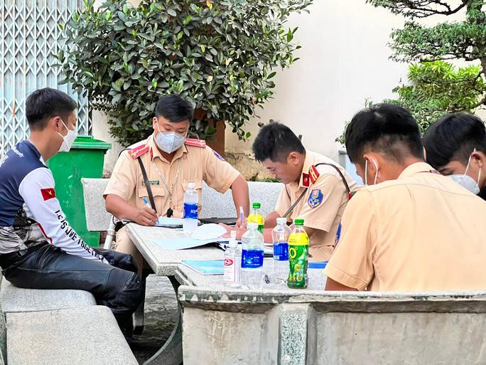 Nhóm "phượt thủ" điều khiển xe mô tô phân khối lớn vi phạm luật giao thông làm việc với lực lượng chức năng. Nhóm "phượt thủ" điều khiển xe mô tô phân khối lớn vi phạm luật giao thông làm việc với lực lượng chức năng.