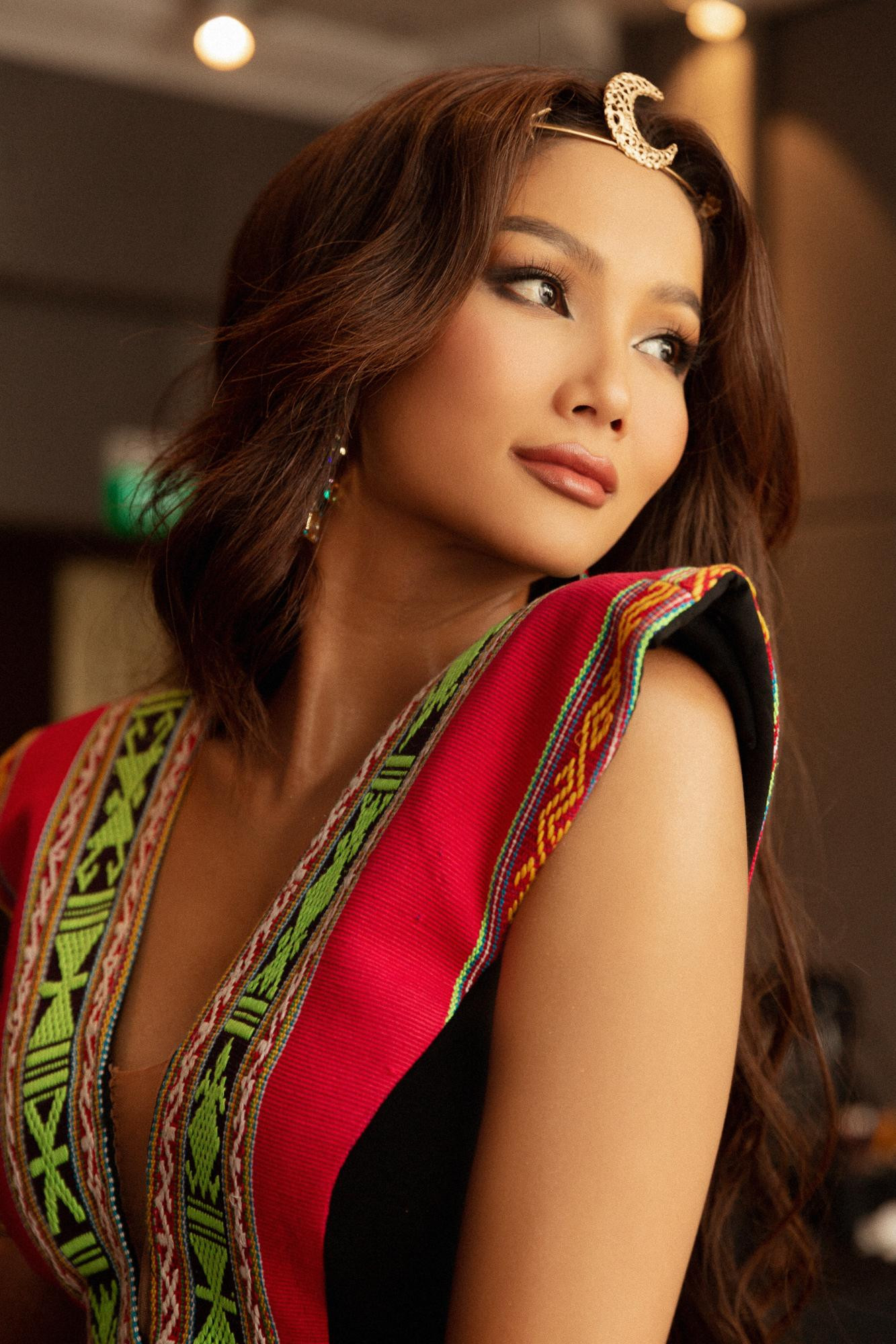 Hoa hậu H'Hen Niê diện váy cách điệu từ thổ cẩm độc đáo.