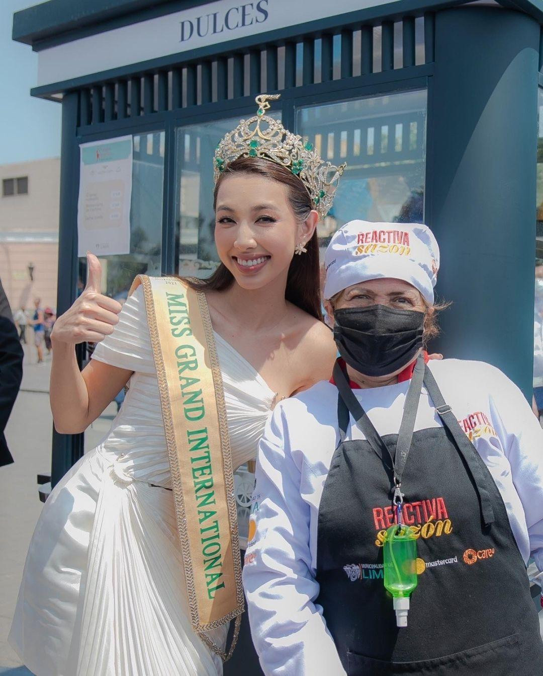 "Cảm ơn Peru vì sự chào đón vô cùng nồng ấm cùng với người hâm mộ, âm nhạc, các điệu nhảy và ẩm thực đường phố. Tôi rất vinh dự khi được mời tới đất nước xinh đẹp này" - Thuỳ Tiên chia sẻ.