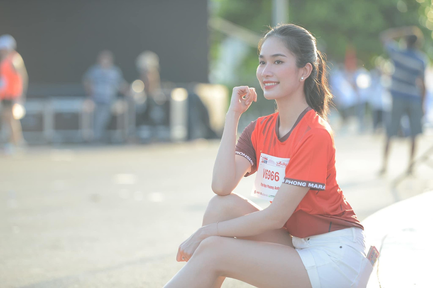 Á hậu Phương Anh khoe sắc quyến rũ khi tham gia đường chạy ở Côn Đảo.