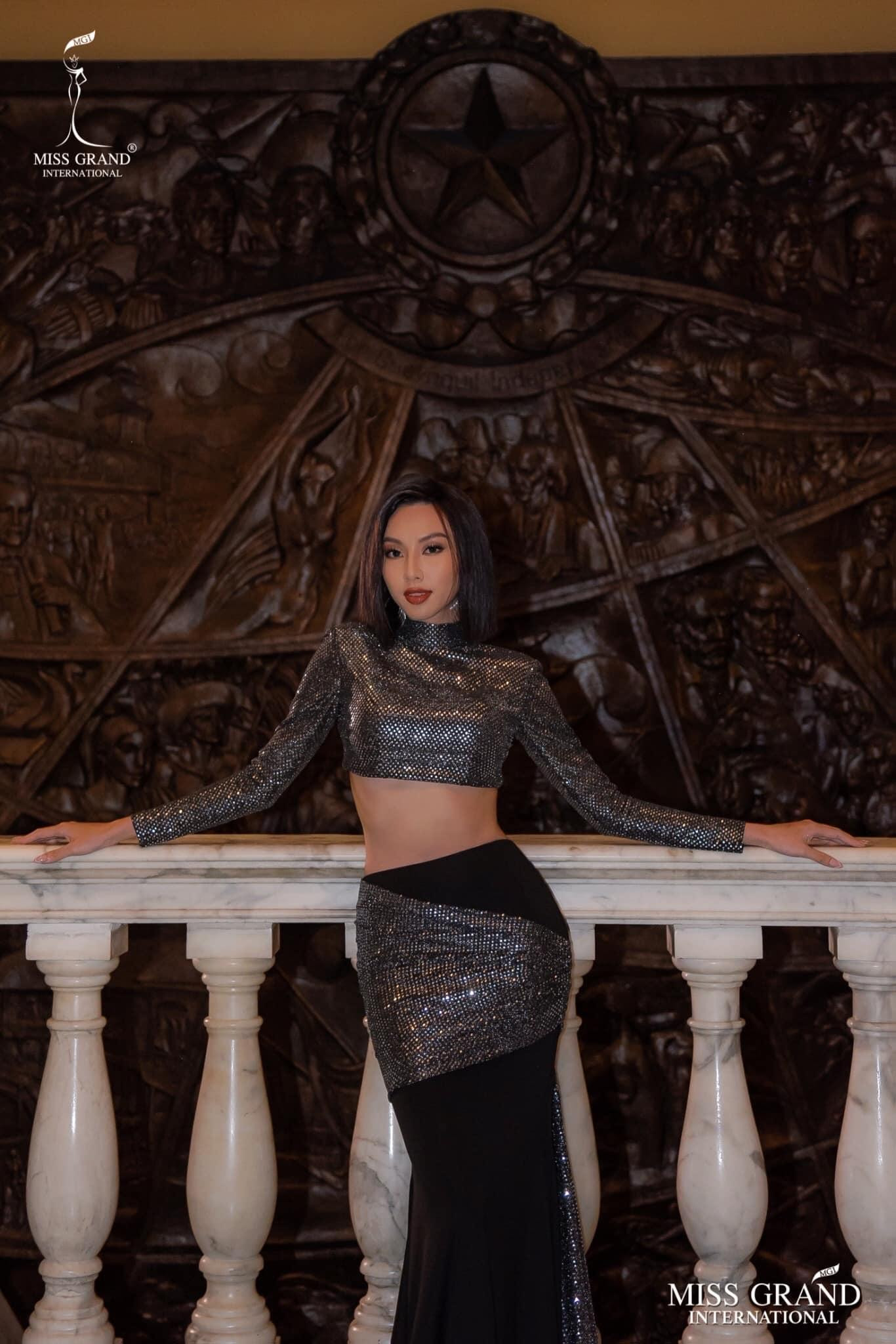 Người đẹp cùng chọn phong cách trang điểm sắc sảo, đậm đà để tôn lên vẻ ngoài bí ẩn của mình.