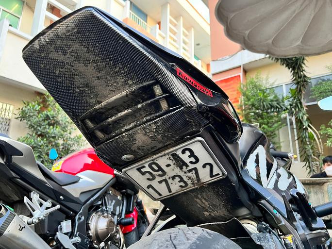 Mô tô gắn biển số che khuất tầm nhìn. Mô tô gắn biển số che khuất tầm nhìn.