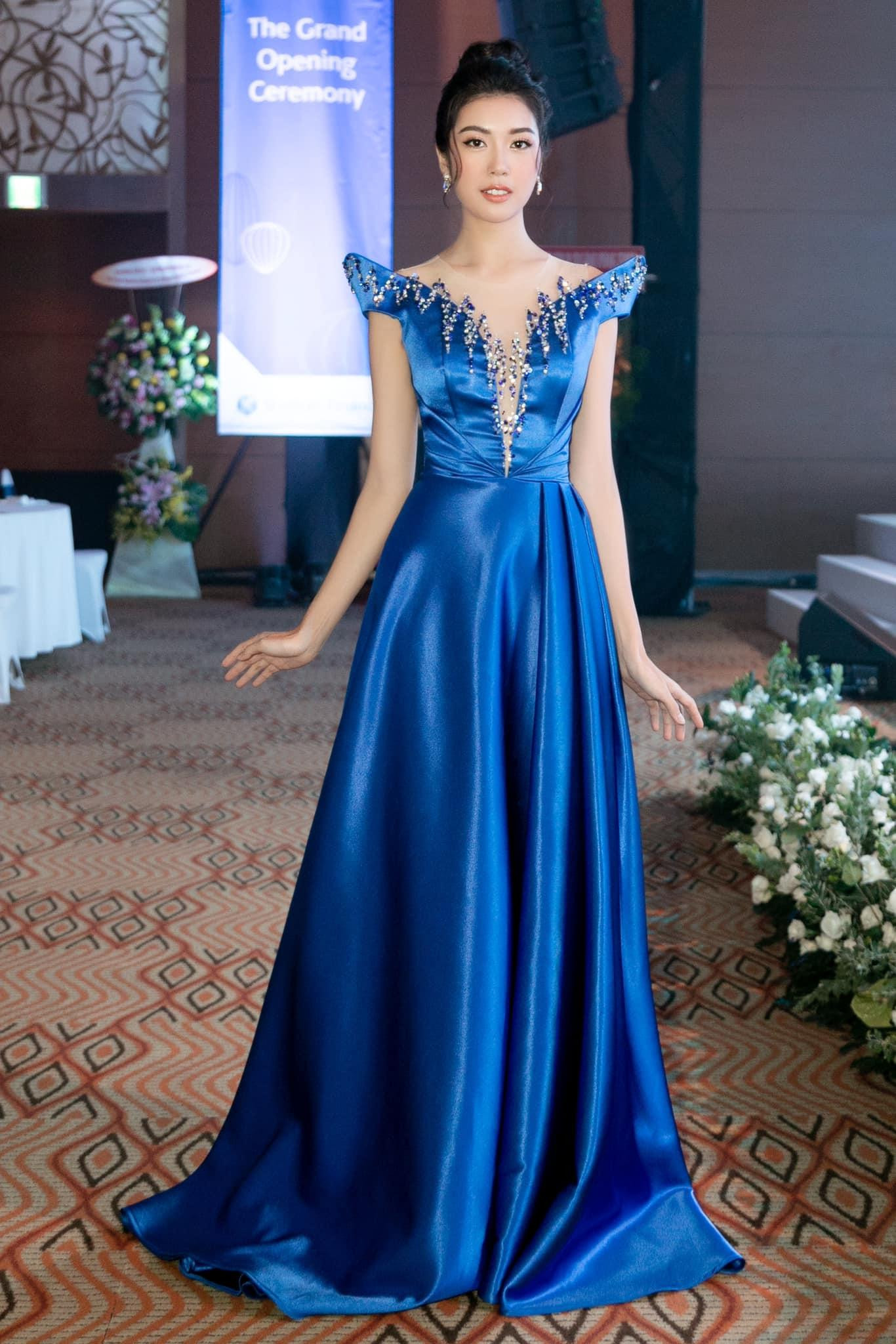 Nàng Á hậu quốc tế xinh đẹp và yêu kiều tựa công chúa Elsa trong thiết kế váy dạ hội thanh lịch này. Nàng Á hậu quốc tế xinh đẹp và yêu kiều tựa công chúa Elsa trong thiết kế váy dạ hội thanh lịch này.