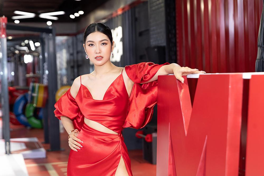 Thuý Vân xuất hiện rực rỡ, nóng bỏng ở trường quay.