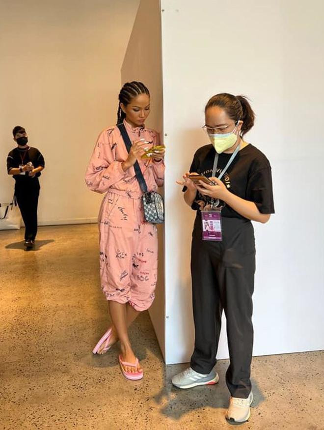 Trước đó cô cũng đã từng nhiều lần 'biến hình' đầy ấn tượng khiến fans ngỡ ngàng. Ngay trước event, H'Hen Niê xuất hiện với bộ đồ ngủ màu hồng cực giản dị.