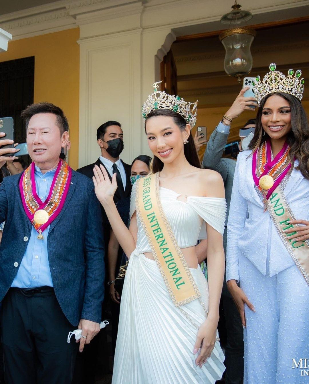 Mới đây, Hoa hậu Thuỳ Tiên cùng chủ tịch Miss Grand International - Mr. Nawat đã có chuyến công tác tới các nước Mỹ Latinh và điểm dừng chân đầu tiên chính là tại Peru để trao vương miện cho tân Hoa hậu Hoà bình Peru 2022.