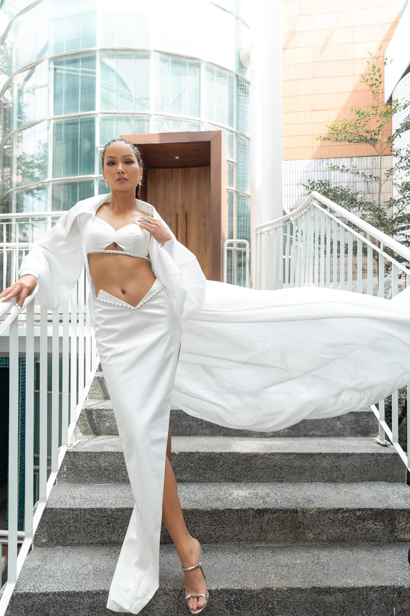 Sở hữu body cực kỳ săn chắc và quyến rũ nên H'Hen Niê tự tin khi diện những thiết kế cắt xẻ sexy.