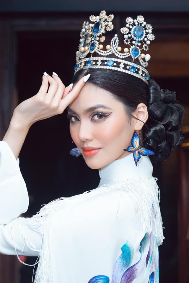 Hoa khôi Lan Khuê đẹp lộng lẫy khi diện áo dài độc đáo. Hoa khôi Lan Khuê đẹp lộng lẫy khi diện áo dài độc đáo.