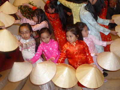 Con em Việt kiều múa nón mừng xuân 2011 tại Đại sứ quán Việt Nam ở Bỉ