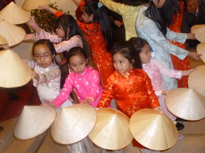Con em Việt kiều múa nón mừng xuân 2011 tại Đại sứ quán Việt Nam ở Bỉ