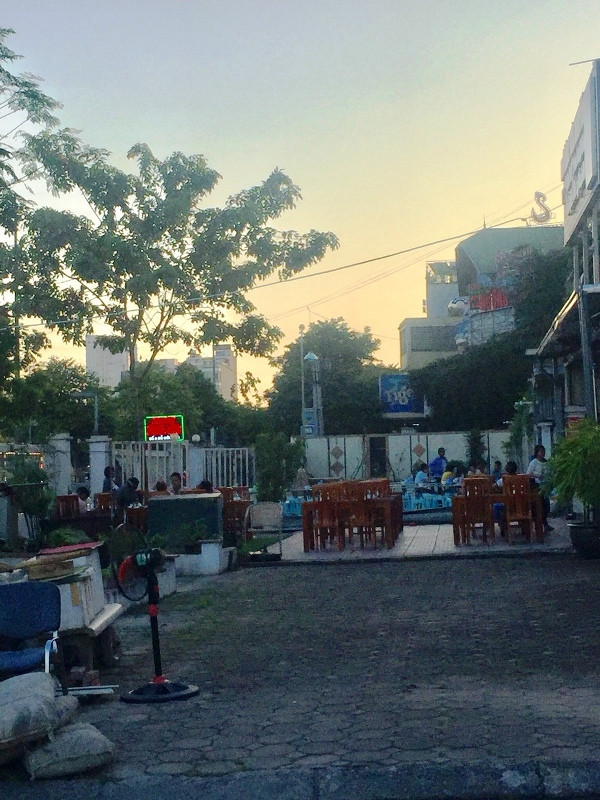 Hà Nội: Đất công cộng bị quây tường, mở quán bia ảnh 1