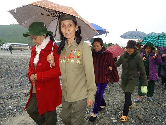 Một nữ Cựu chiến binh đến từ tỉnh Điện Biên lên viếng mộ Đại tướn