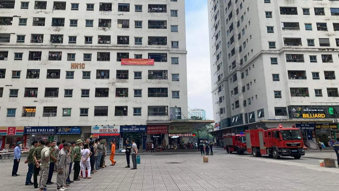 UBND TP Hà Nội yêu cầu bổ sung kiểm tra thêm 100% đối với 2 đối tượng trong đợt tổng kiểm tra gồm chung cư và nhà ở kết hợp sản xuất, kinh doanh có nguy cơ cháy, nổ. Ảnh: Diễn tập PCCC tại khu chung cư HH Linh Đàm, phường Hoàng Liệt, quận Hoàng Mai. UBND TP Hà Nội yêu cầu bổ sung kiểm tra thêm 100% đối với 2 đối tượng trong đợt tổng kiểm tra gồm chung cư và nhà ở kết hợp sản xuất, kinh doanh có nguy cơ cháy, nổ. Ảnh: Diễn tập PCCC tại khu chung cư HH Linh Đàm, phường Hoàng Liệt, quận Hoàng Mai.