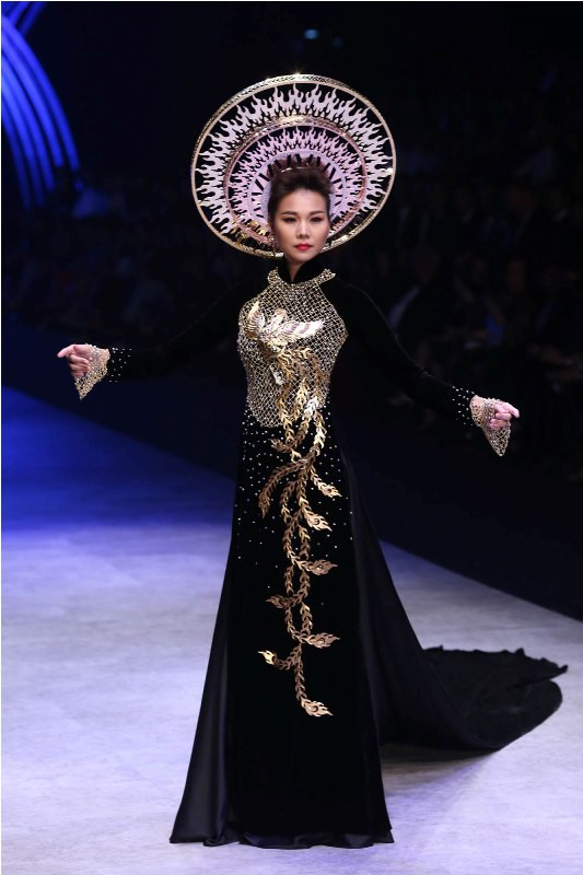 Thanh Hằng gây ấn tượng với áo dài dát vàng 1,2 tỉ ảnh 3