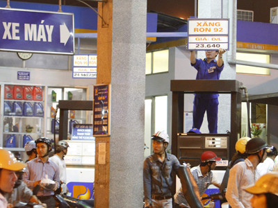 Nhân viên thay biển giá xăng. Ảnh: Ngọc Châu