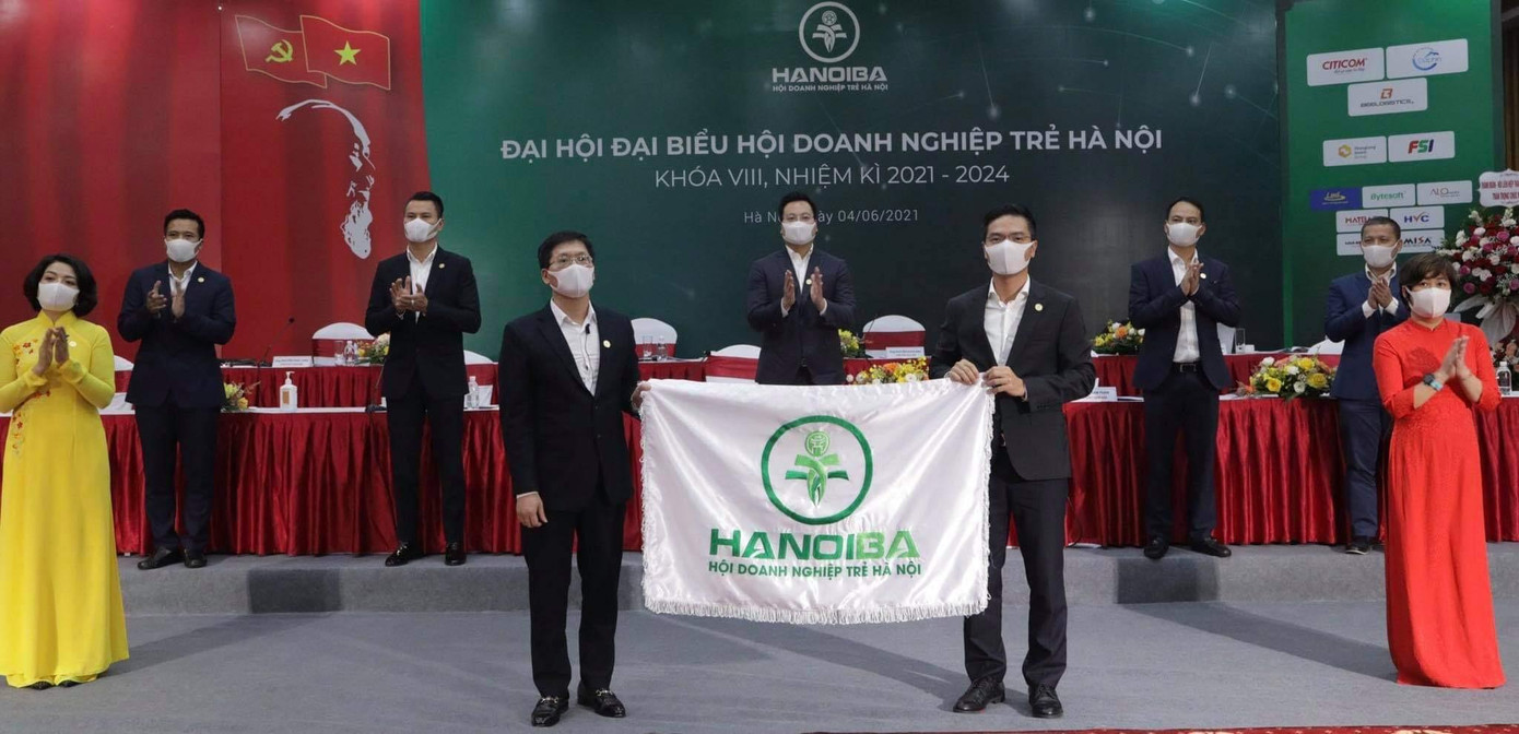 Nghi thức chuyển giao hội kỳ tại Đại hội. Anh Lê Phụng Thắng - Chủ tịch Hội Doanh nghiệp trẻ Hà Nội khóa VII trao hội kỳ cho anh Trần Đăng Nam - Chủ tịch Hội Doanh nghiệp trẻ Hà Nội khóa VIII. Nghi thức chuyển giao hội kỳ tại Đại hội. Anh Lê Phụng Thắng - Chủ tịch Hội Doanh nghiệp trẻ Hà Nội khóa VII trao hội kỳ cho anh Trần Đăng Nam - Chủ tịch Hội Doanh nghiệp trẻ Hà Nội khóa VIII.