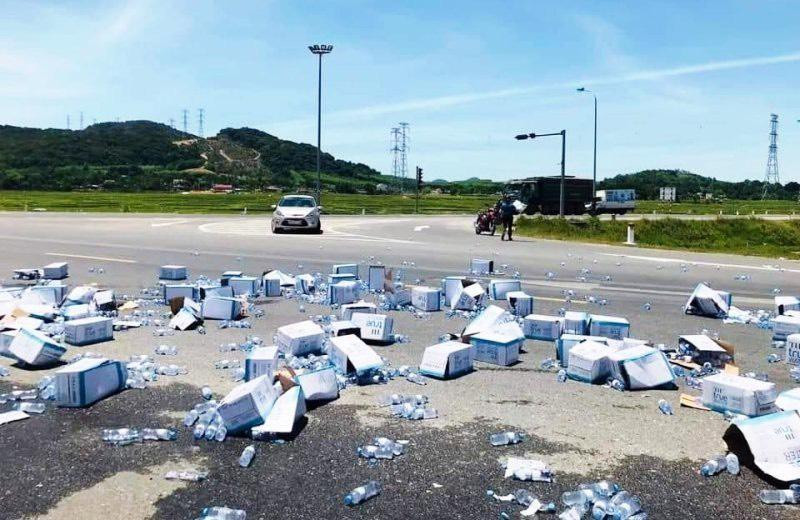 Hàng trăm thùng nước lọc đổ tràn ra quốc lộ. Hàng trăm thùng nước lọc đổ tràn ra quốc lộ.