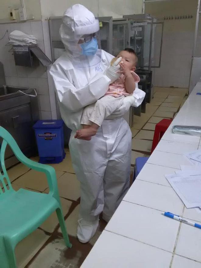 Hình ảnh BS Thanh Thúy vắt sữa của mình bế cháu bé cho bú đang được cộng đồng chia sẻ và lan tỏa yêu thương. Hình ảnh BS Thanh Thúy vắt sữa của mình bế cháu bé cho bú đang được cộng đồng chia sẻ và lan tỏa yêu thương.