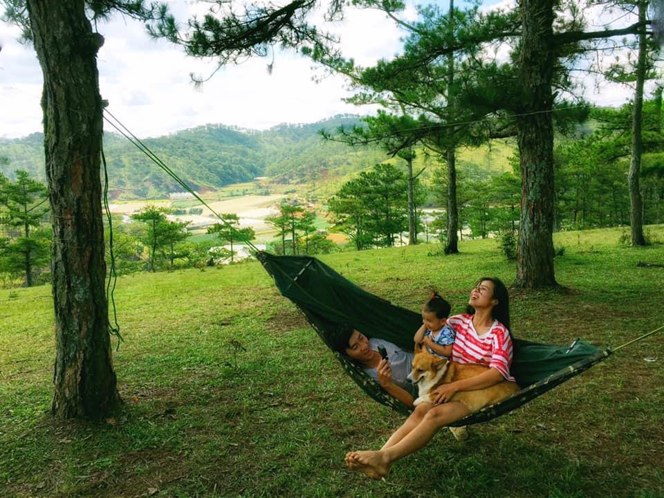 Gia đình trẻ tận hưởng cuộc sống gần gũi với thiên nhiên Gia đình trẻ tận hưởng cuộc sống gần gũi với thiên nhiên