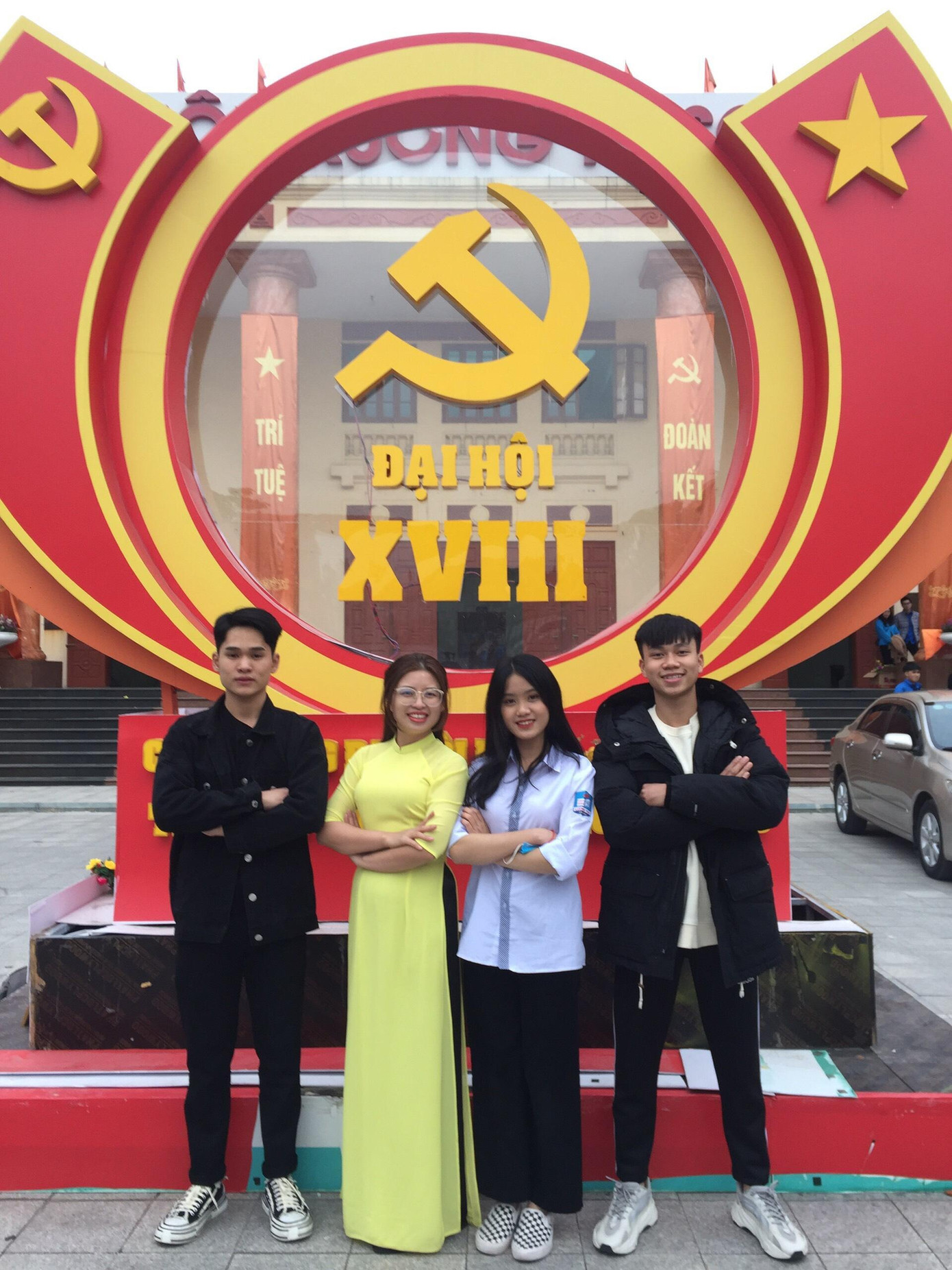 Cô giáo Nguyễn Thị Hà bên học trò tại trường THPT Lương Tài (Bắc Ninh). Ảnh NVCC.