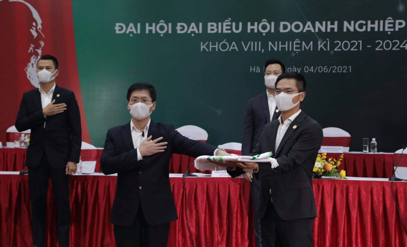 Anh Trần Đăng Nam tuyên thệ tại Đại hội: Với tôn chỉ " Gắn kết Doanh nhân – Nâng tầm Giá trị", thay mặt Ban Thường trực và Ban Chấp hành khóa VIII tuyên thệ chấp hành nghiệm điều lệ Hội, hoàn thành phương hướng, mục tiêu đề ra trong nhiệm kỳ, thực hiện tốt sứ mệnh "Nâng tầm Doanh nhân trẻ Thủ đô", luôn hành động vì lợi ích của hội viên... Anh Trần Đăng Nam tuyên thệ tại Đại hội: Với tôn chỉ " Gắn kết Doanh nhân – Nâng tầm Giá trị", thay mặt Ban Thường trực và Ban Chấp hành khóa VIII tuyên thệ chấp hành nghiệm điều lệ Hội, hoàn thành phương hướng, mục tiêu đề ra trong nhiệm kỳ, thực hiện tốt sứ mệnh "Nâng tầm Doanh nhân trẻ Thủ đô", luôn hành động vì lợi ích của hội viên...