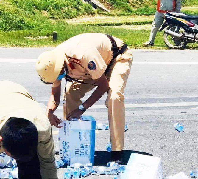 CSGT giúp tài xế thu gom hàng trăm thùng nước giữa trưa nắng nóng CSGT giúp tài xế thu gom hàng trăm thùng nước giữa trưa nắng nóng