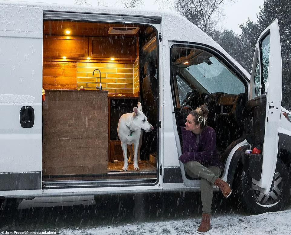 Cún cưng là người bạn đồng hành của Linnea ngày mưa cũng như ngày nắng Cún cưng là người bạn đồng hành của Linnea ngày mưa cũng như ngày nắng