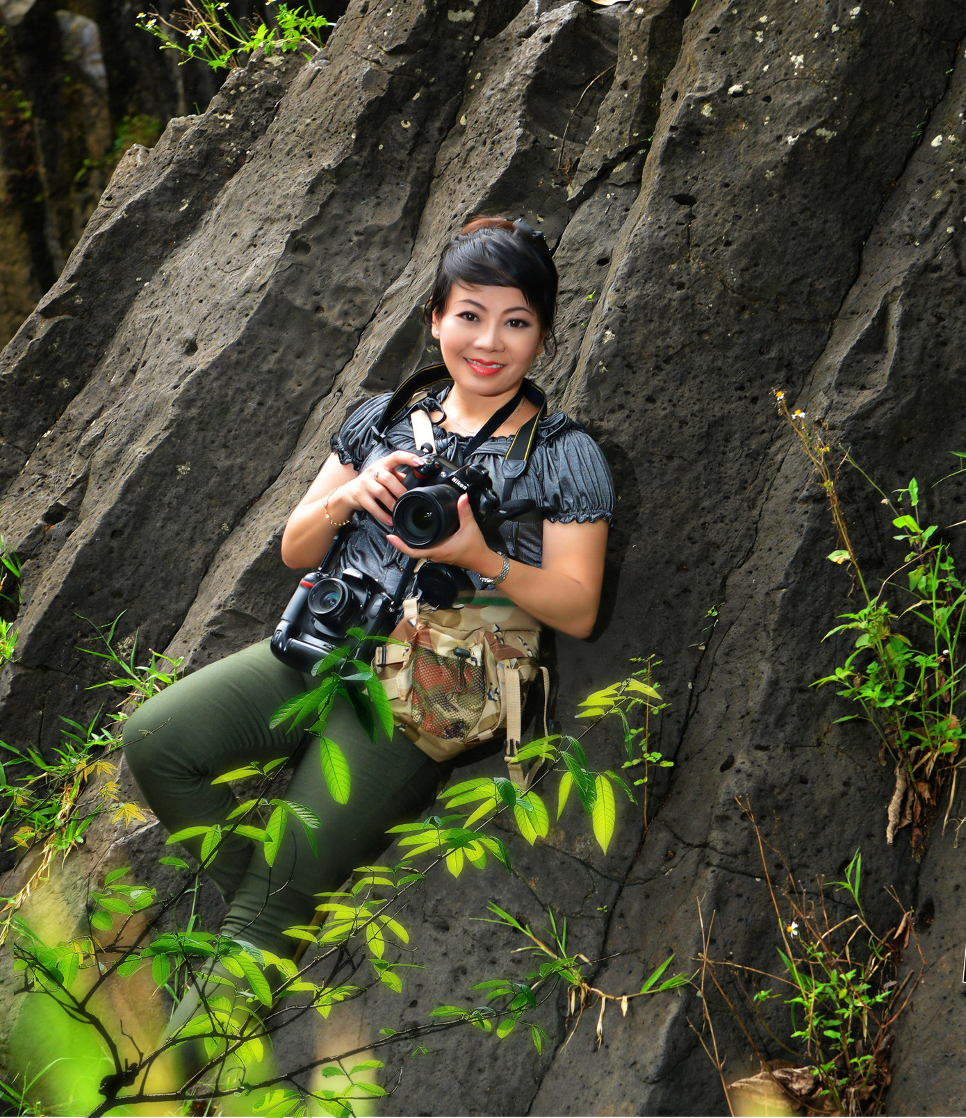 Nhà báo Hoàng Thiên Nga đi chụp ảnh cụm thác dọc sông Sê Rê Pôk