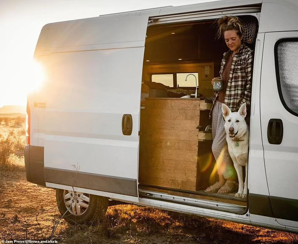 Linnea đã rong ruổi trên xe tải cùng cún cưng hơn 1 năm nay Linnea đã rong ruổi trên xe tải cùng cún cưng hơn 1 năm nay