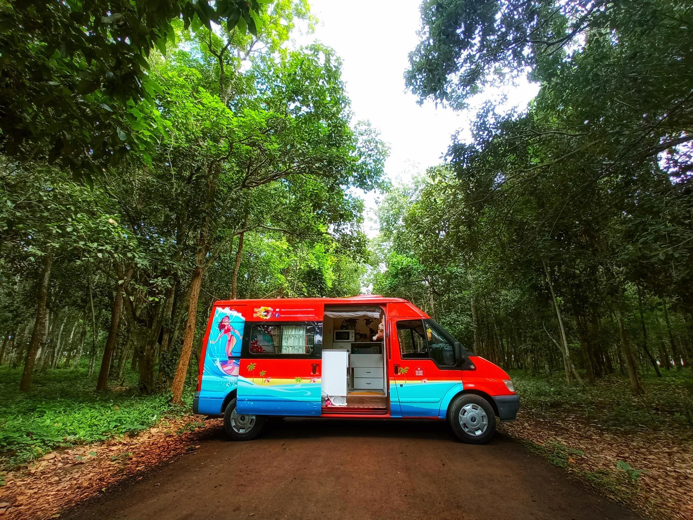 Chiếc xe rực rỡ nổi bật trong khu rừng xanh mát Chiếc xe rực rỡ nổi bật trong khu rừng xanh mát