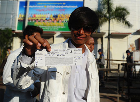 Một CĐV Myanmar hạnh phúc với tấm vé trên tay