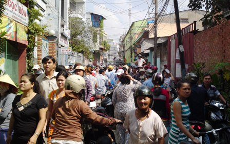 Hàng trăm phụ huynh xôn xao, đứng ngồi không yên. Nhiều phụ huynh khóc ngất mong mỏi tin tức con mình. Lực lượng chức năng phong tỏa quanh trường mầm non