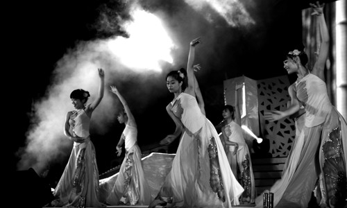 Ngoài các tiết mục dự thi, còn có nhiều tiết mục múa của sinh viên Phương Đông