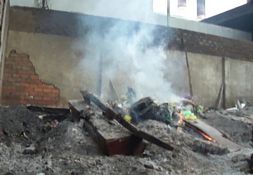 Những quan tài đang được đốt thủ công. Những quan tài đang được đốt thủ công