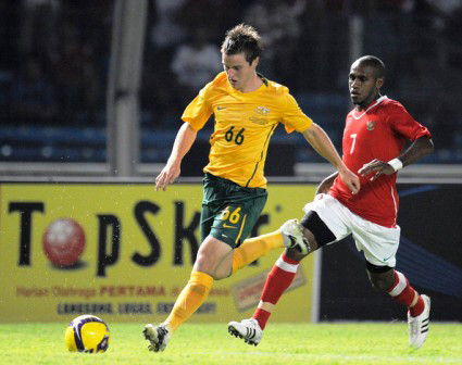 Lúc này, chân sút tài năng Boas Salossa (áo đỏ) đang bị huấn luyện viên trưởng Nil Maizar bỏ quên trong đợt tuyển quân của Indonesia