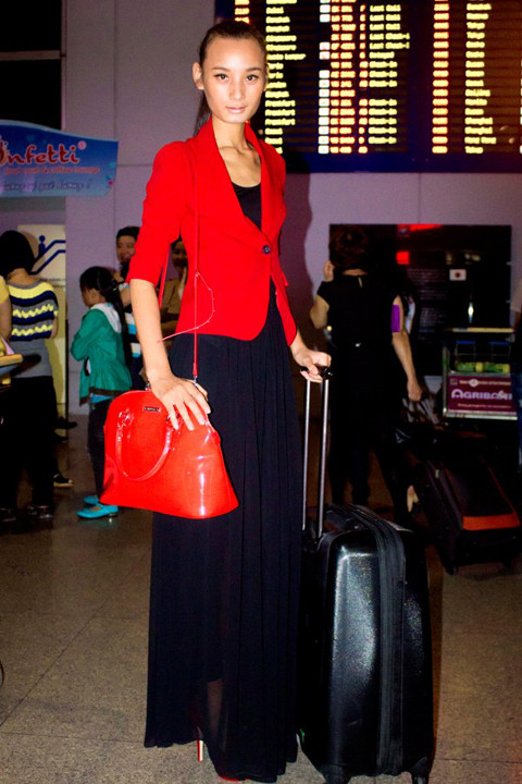 Lê Thúy nổi bật tại sân bay nhờ chiều cao nổi trội và 