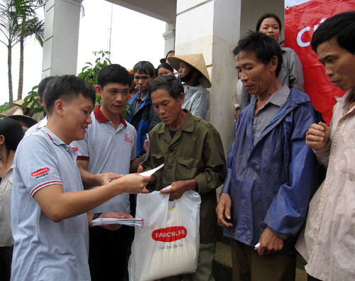 Phó Tổng Giám đốc Cty Dai-ichi Life Việt Nam Trần Đình Quân trao quà cho người dân xã Hương Đô, Hương Khê . Phó Tổng Giám đốc Cty Dai-ichi Life Việt Nam Trần Đình Quân trao quà cho người dân xã Hương Đô, Hương Khê